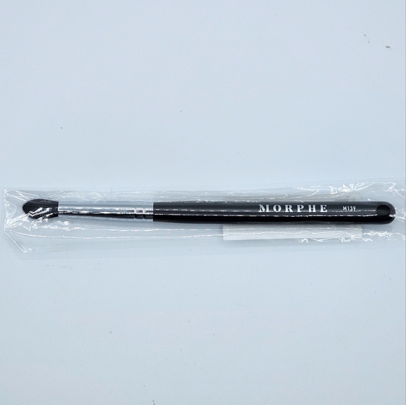 Morphe M139 Tapered Crease Blender Eyeshadow Brush - Picture 2 of 5